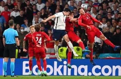 El defensa de Inglaterra, Harry Maguire (c) disputa el balón ante el jugador de Dinamarca, Jannik Vestergaard (d), durante las semifinales de la Eurocopa