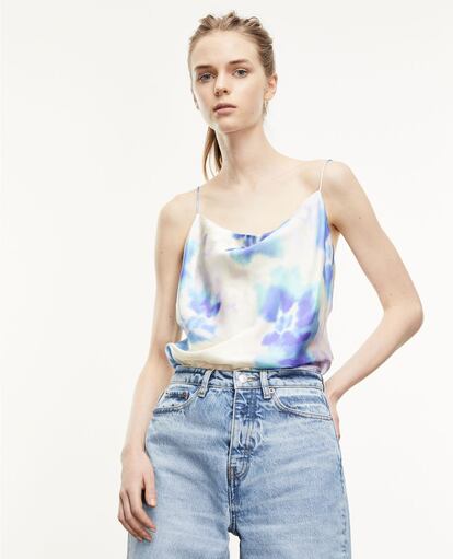 Con la espalda súper escotada y su estampado tie-dye, este top de satén de The Kooples es perfecto para combinar con vaqueros de día o para llevar de noche. 145€.