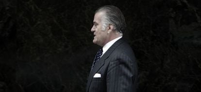 Luis Bárcenas, extesorero del PP, sale de la Audiencia Nacional en marzo de 2013.