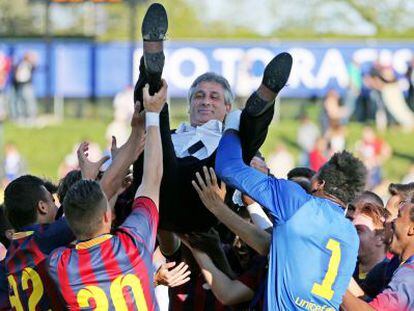 Los jugadores del FC Barcelona aupan a su entrenador Jordi Vinyals tras vencer el t&iacute;tulo. 