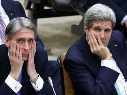 Los ministros de Exteriores brit&aacute;nico, Philip Hammond (izqda), y estadounidense, John Kerry, en la reuni&oacute;n de la OTAN en Bruselas.