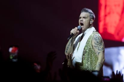 El cantante británico Robbie Williams en su concierto en el Palau Sant Jordi de Barcelona, dentro de su gira XXV Tour 2023, con la que celebra su cuarto de siglo como solista.