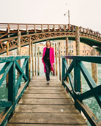 La escritora Eva García Sáenz de Urturi ha situado en Venecia su nueva novela, El ángel de la ciudad. La autora vitoriana, en el puente de la Academia. 