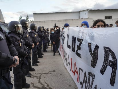 Agentes antidisturbios controlan una protesta de los vecinos para reclamar luz en la Cañada Real de Madrid