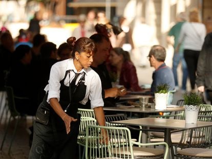 Una camarera en una terraza de Barcelona.
