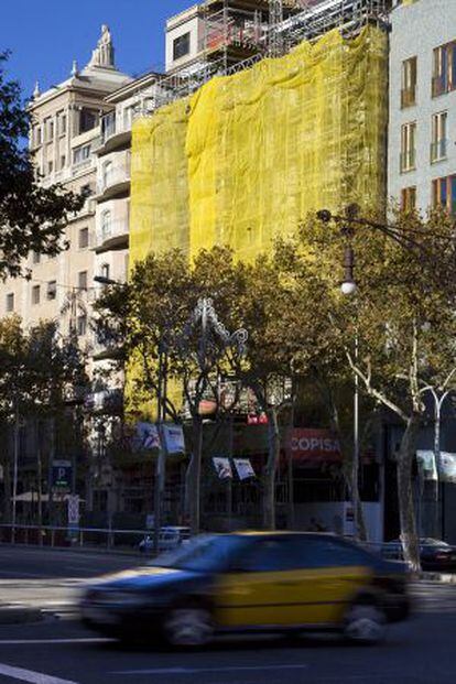 Hotel en construcción en paseo de Gràcia 84, donde antes estaba la sede de Banca Catalana.