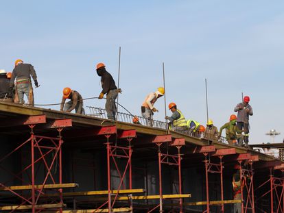 Trabajadores de la construcción en las obras del trolebús elevado en Ciudad de México, el 9 de septiembre de 2022.
