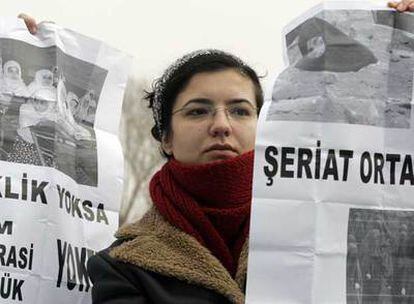 Manifestación contra el levantamiento de la prohibición del velo celebrada ayer en Ankara.
