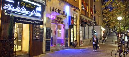 Varios negocios en el barrio de Chueca en Madrid. 