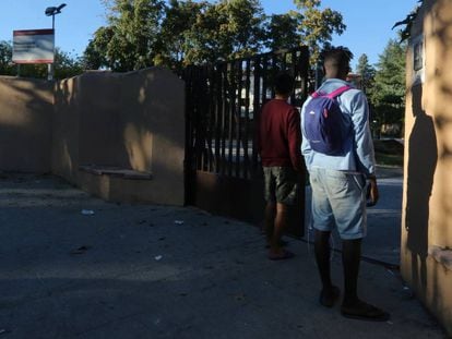 Dos menores migrantes, a la entrada del centro de primera acogida de Hortaleza.