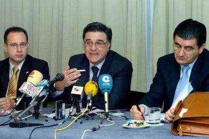 El presidente de la AVT, Francisco José Alcaraz (izqda.), junto a los abogados Emilio Murcia (centro) y Pedro Oliva, durante la rueda de prensa que han ofrecido en Madrid.