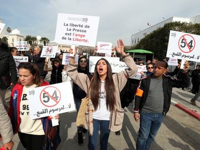 Manifestación de periodistas en defensa de la libertad de expresión, el jueves 16 de febrero de 2023, en Túnez.