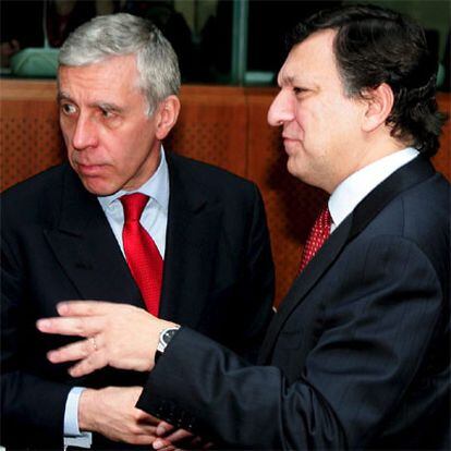El ministro de Exteriores británico, Jack Straw (izqda.), habla con el presidente de la Comisión, Jose Manuel Durao Barroso, momentos antes de la reunión de los ministros de Exteriores en Bruselas.