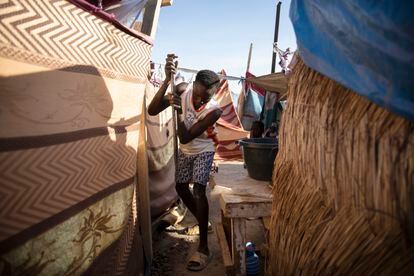 Un hombre refuerza la estructura de su tienda en el campamento de desplazados de Toukra.