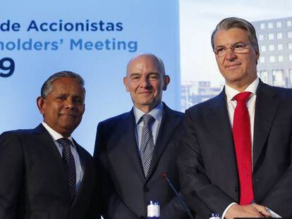 Dillip Rajakarier, consejero delegado de Minor; Ramón Aragonés, consejero delegado de NH, y Alfredo Fernández Agras, presidente del Consejo de NH. 