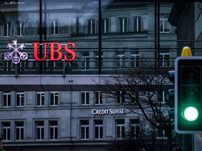Logos de UBS y Credit Suisse en la ciudad suiza de Zúrich, sede de ambos, el pasado 19 de marzo.
