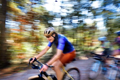 Anna Gibert, fundadora del Gravel Girls Club, en plena carrera.