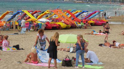 Turistas en la playa de Llevant de Salou (Tarragona).