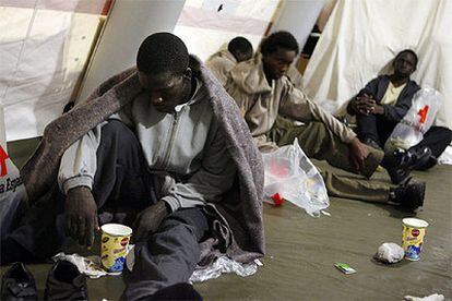 Varios inmigrantes son atendidos anoche por la Cruz Roja en una carpa instalada en Tenerife.