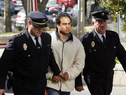 Eric Javier Velastegui, cuando fue conducido a la Audiencia Provincial de Madrid para ser juzgado.