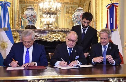 Los cancilleres de Chile, Heraldo Muñoz, y de Argentina, Jorge Faurie, firman en Buenos Aires el nuevo acuerdo comercial bilateral.