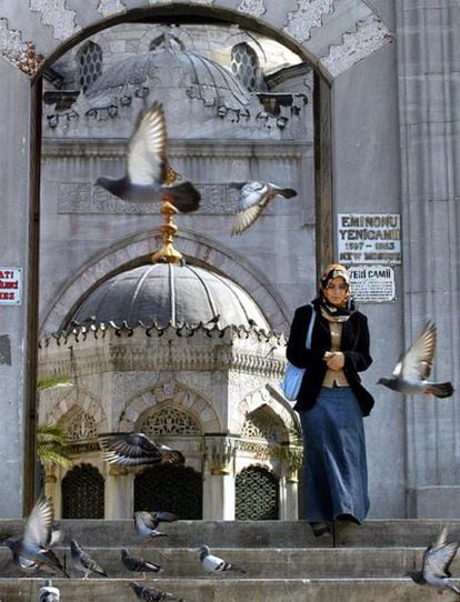 Una mujer sale de la Mezquita Nueva de Estambul, en el centro histórico de la ciudad.