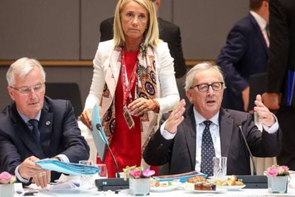 El negociador comunitario Michel Barnier, junto al presidente de la Comisión Europea, Jean-Claude Juncke, durante la cumbre, este viernes.