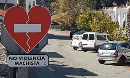 La simbólica señal contra el maltrato instalada en la calle principal de Alpandeire (Málaga).