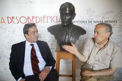 À esquerda, o neto de Aristides de Sousa e seu primo, junto ao busto do avô.