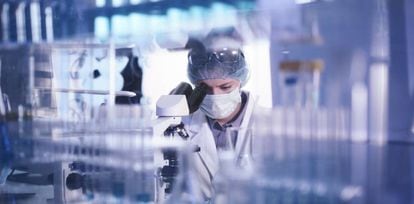 Investigadora en un laboratorio farmacéutico. 