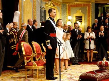 Felipe VI recibe los aplausos de los diputados el d&iacute;a de la proclamaci&oacute;n.
 