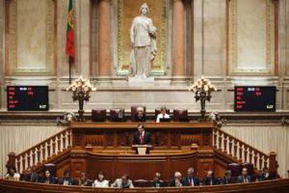 El primer ministro de Portugal, Pedro Passos Coelho (c), pronuncia un discurso durante el debate del Estado de la Nación en el Parlamento en Lisboa (Portugal). EFE/Archivo