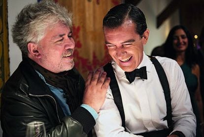 Pedro Almodóvar y Antonio Banderas en un momento del rodaje de 'La piel que habito'.