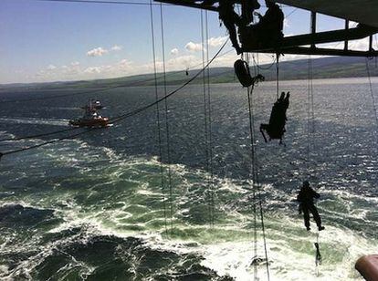 Miembros de Greenpeace impiden zarpar la plataforma petrolífera de Besiktas.