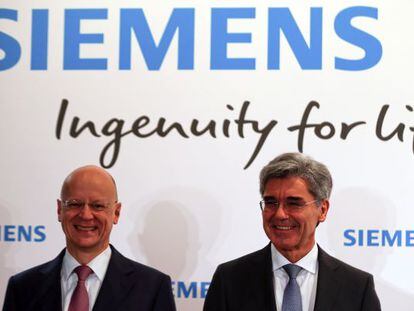 El director financiero de Siemens, Ralf Thomas, junto con el consejero delegado, Joe Keaser, durante la presentaci&oacute;n de los resultados. 