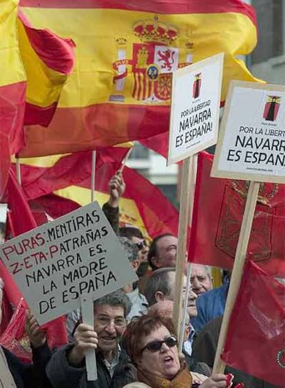 Manifestantes con banderas de España en Pamplona.