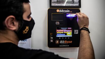 Gaetano Domínguez, en el cajero de bitcoins de la tienda BitBase situado en la calle de Princesa (Madrid).