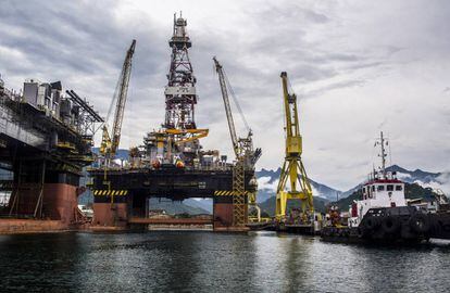 Los fondos emergentes se benefician del alza del crudo. En la imagen, una plataforma petrol&iacute;fera de Petrobras en Angra dos Reis (Brasil).&nbsp;