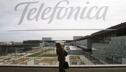 Una persona camina en uno de los edificios de la sede de Telefónica.