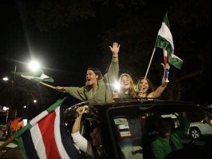 Simpatizantes de partidos políticos de Costa Rica celebran tras el cierre de mesas en las elecciones presidenciales el domingo, en San José.