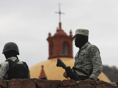 Agentes de la Guardia Nacional, en el poblado de Cerocahui, en el norte de México, el pasado 20 de junio.