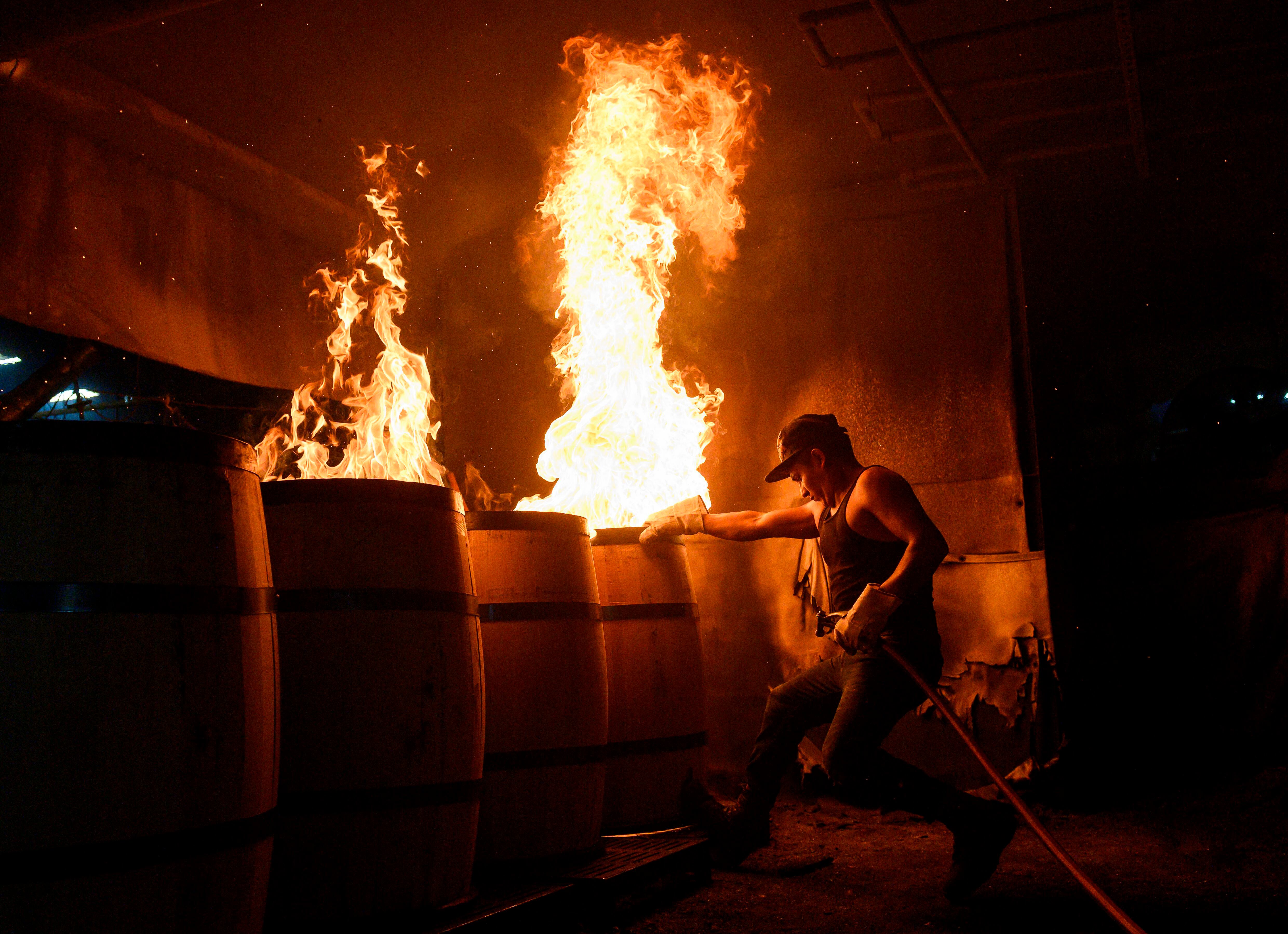 Las barricas de roble carbonizado proporcionan al ‘bourbon’, whisky de maíz típico de Kentucky, su característico color y aroma.  