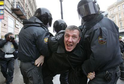 Policías llevan en volandas a un manifestante durante una protesta en San Petersburgo para denunciar el fraude electoral.