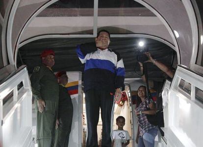 Chávez toma el avión en Caracas rumbo a Cuba el 10 de diciembre.