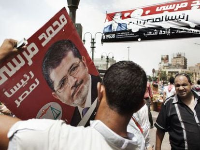 Un seguidor de la Hermandad porta un cartel del candidato Mohamed Morsi.