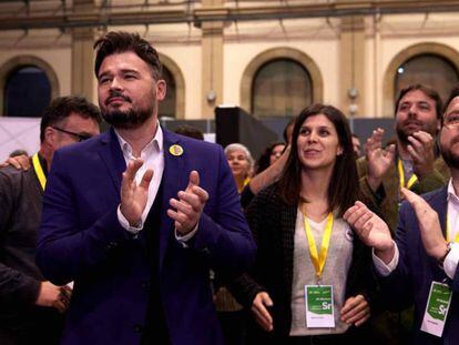 Gabriel Rufián, Marta Vilalta y Pere Aragonès tras conocer el resultado electoral.  