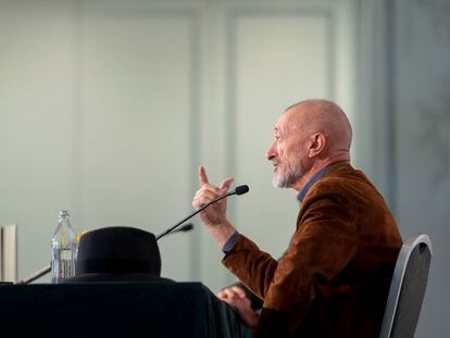 El escritor Arturo Pérez-Reverte durante la presentación de su libro ‘Revolución’, este lunes en Madrid.