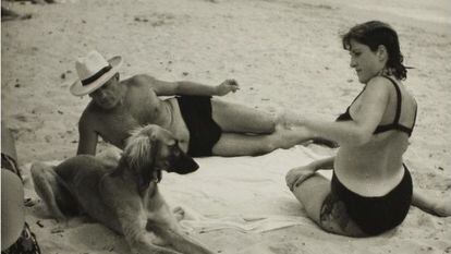 Pablo Picasso y Dora Maar en la playa en 1935.