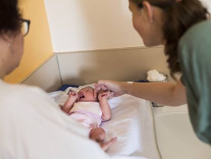 Personal sanitario en una unidad de maternidad de un hospital en París. 