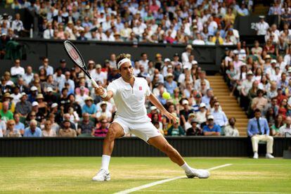 Federer, durante el partido de cuartos contra Nishikori en Wimbledon.